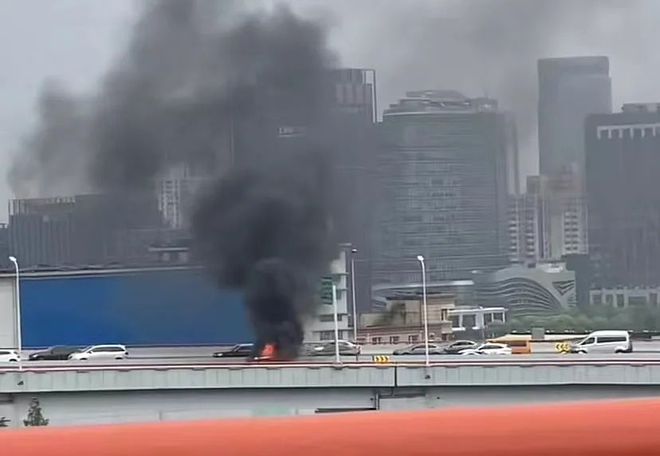6T体育官方网站突发！上海新能源车起火烧成空壳！有人受伤